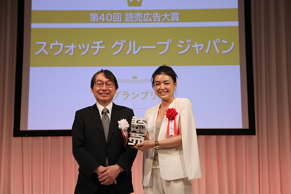 右:スウォッチ グループ ジャパン ハイディ・シュ代表取締役社長
左:読売新聞東京本社 村岡彰敏社長