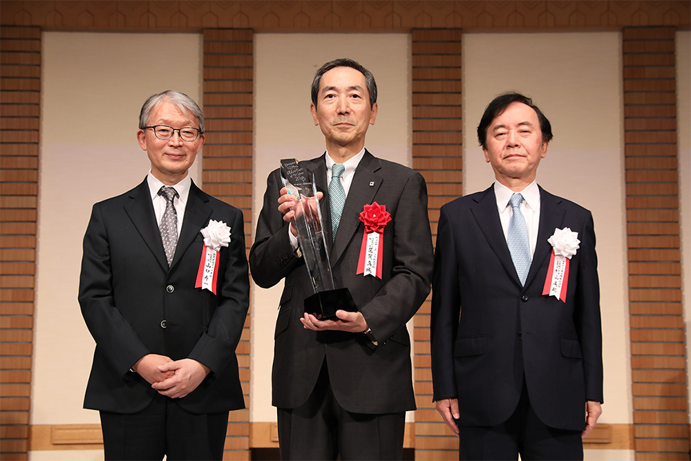 (左から)山口社長、サッポロホールディングス 尾賀真城代表取締役社長、日本テレビ放送網 杉山美邦会長