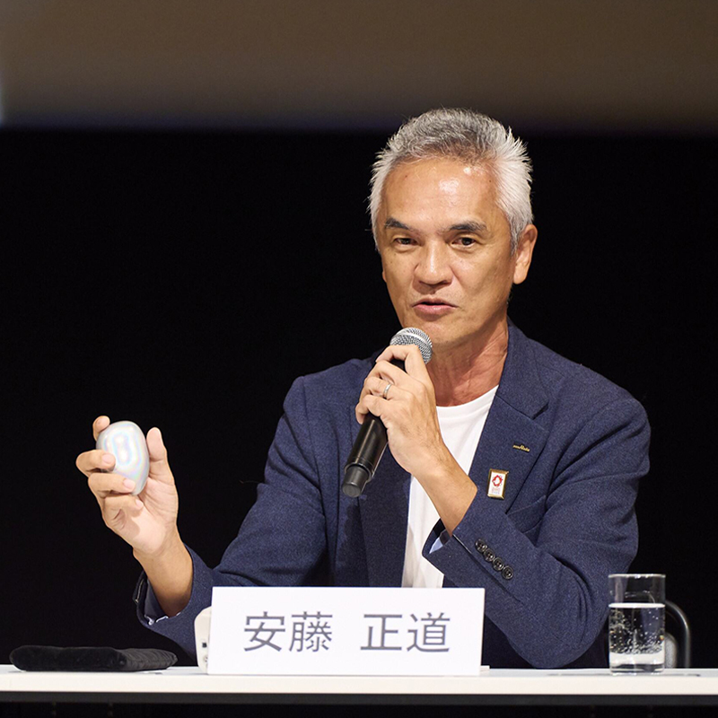 「ふしぎな石ころ」について説明する村田製作所の安藤正道氏