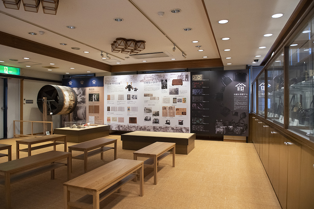 本店2階には印伝の作品をはじめ鹿革工芸品や漆工芸品などを収蔵した印傳博物館がある